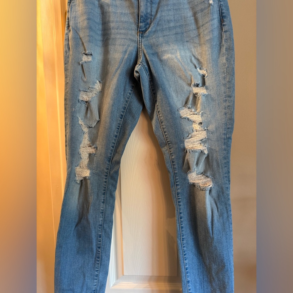 Universal Thread Medium Blue Ripped Skinny Jeans - Picture 4 of 7